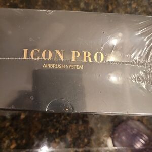 Luminess Icon Pro Airbrush System with 5 bottles of foundation